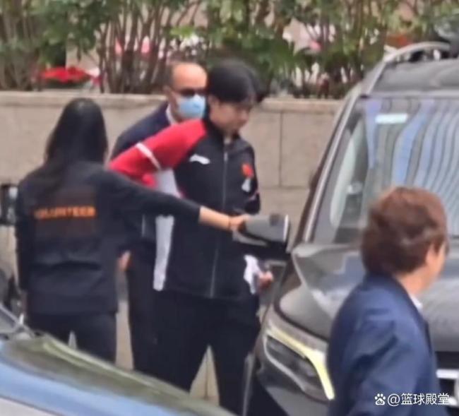 王楚欽上訓(xùn)時(shí)一直手扶腰部 腰傷影響顯著