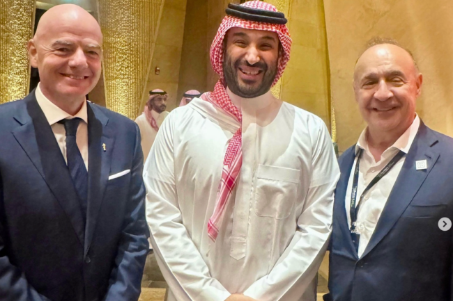 國(guó)際足聯(lián)主席為何瘋狂討好特朗普 權(quán)力游戲中的精準(zhǔn)投喂