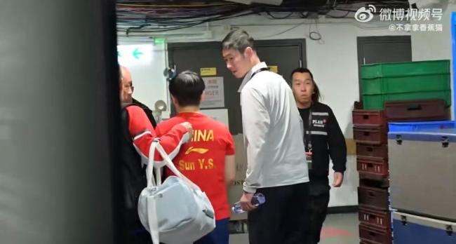 王勵(lì)勤關(guān)心詢問孫穎莎 展現(xiàn)對(duì)運(yùn)動(dòng)員的愛護(hù)