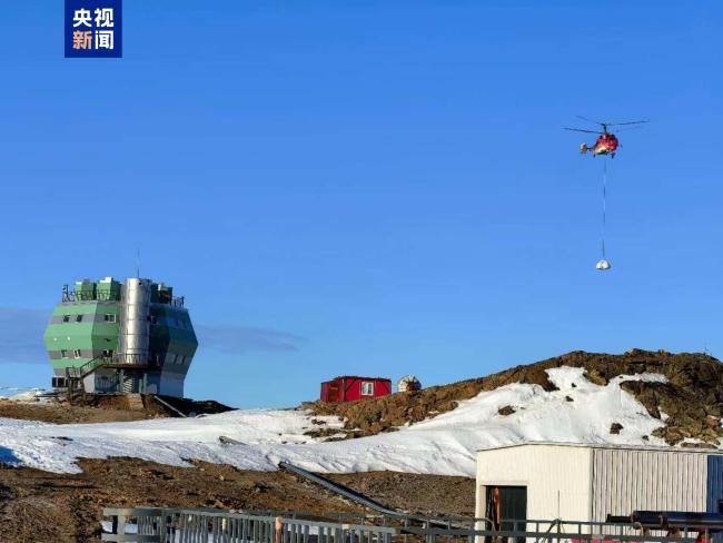 南極考察隊(duì)完成中山站卸貨 兩船駛離卸貨作業(yè)點(diǎn)
