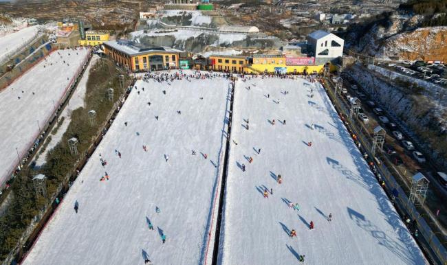 太原:冰雪运动持续升温 市民畅享雪上乐趣
