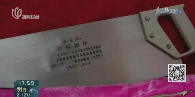 上海85岁爷叔让钢锯“开口” 街头金属吟唱