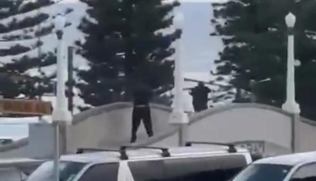 亲历者称海滩枪击持续5分钟未间断 12人遇难恐怖袭击