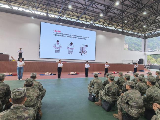 女孩身体不适子弟兵紧急救援 军民情深
