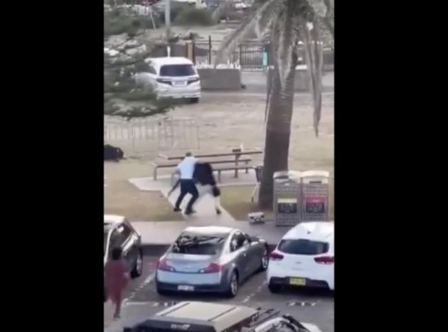 亲历者称海滩枪击持续5分钟未间断 12人遇难恐怖袭击