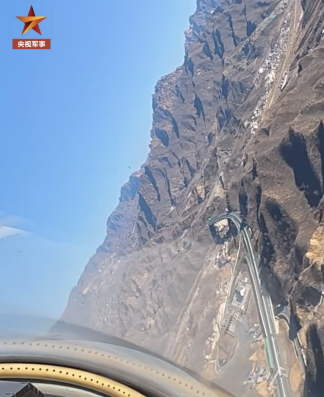 空军飞行学员驾驶歼10进行低空山谷飞行训练