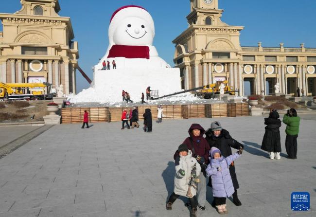 哈尔滨大雪人正面照 憨态可掬笑容再现