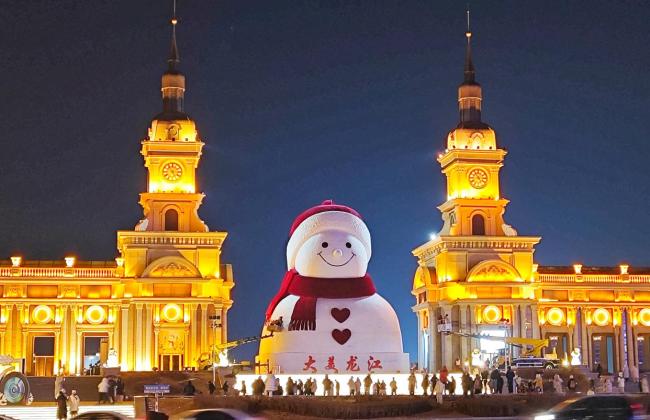 哈尔滨网红大雪人回归 市民游客争相打卡
