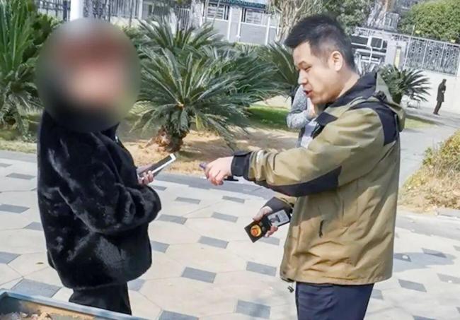 女子1号门等交钱骗子错走2号门被抓