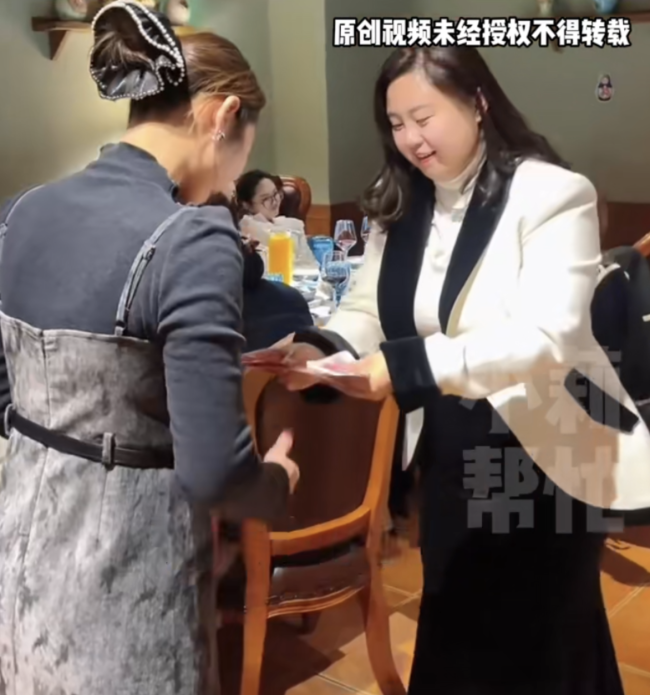 95后幼儿园园长1年给老师发3次黄金