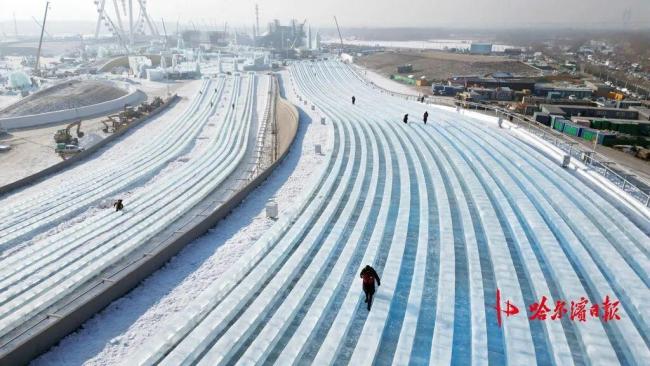 游客排百米长队体验521米冰滑梯