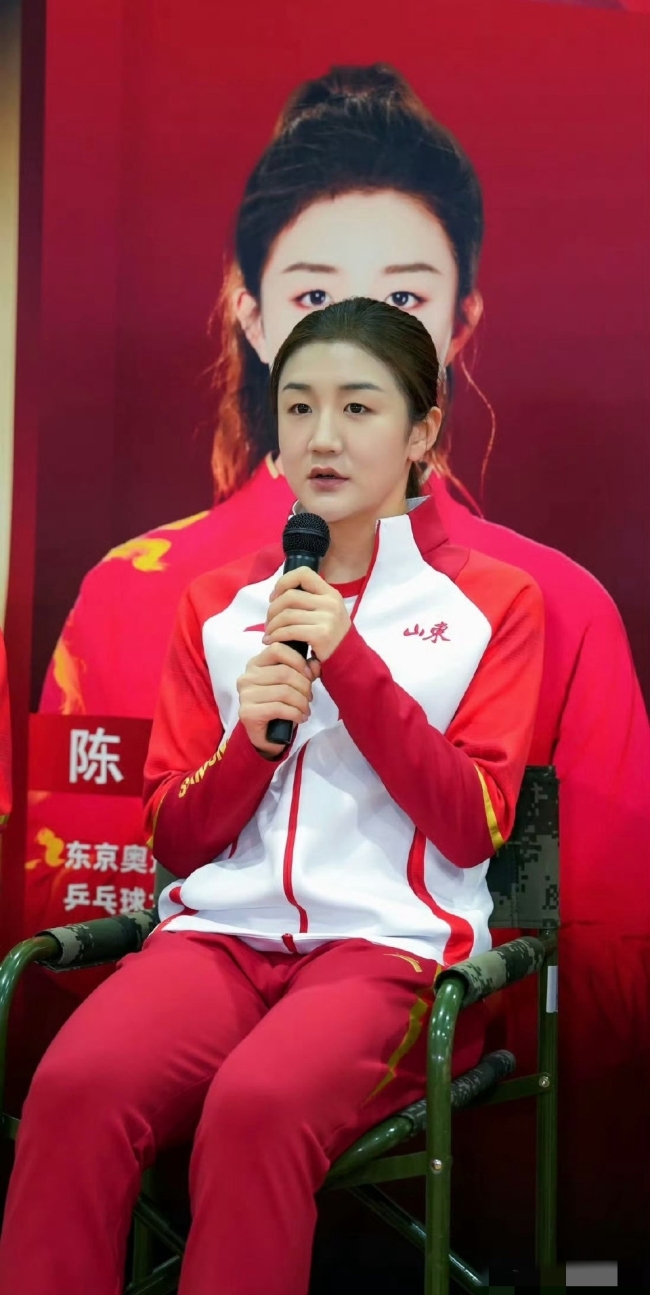 奥运冠军陈梦参加部队交流分享会