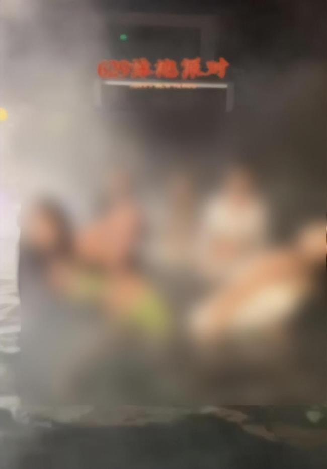 快手回应网红刘二狗直播泳池派对 账号因违规被处理