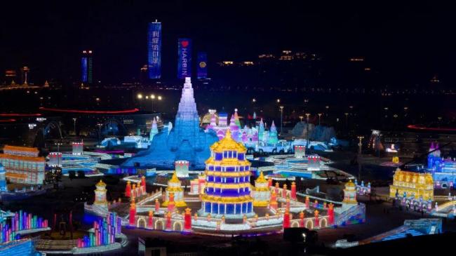 哈尔滨冰雪大世界现“冰版黄鹤楼” 冰雪童话王国静待来客
