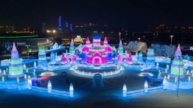 冰雪大世界冰火车“呜呜”吐蒸汽 科技再现历史风貌