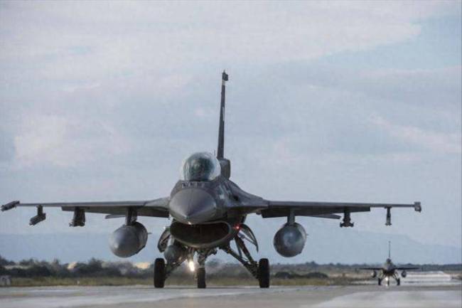 评论员：柬火箭炮猛轰泰第一军区阵地 3发火箭炮轰碎泰军哨所