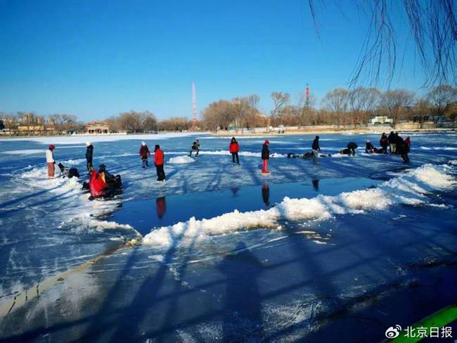 太悬了！气温还零上，野冰场就上人了……安全隐患频现