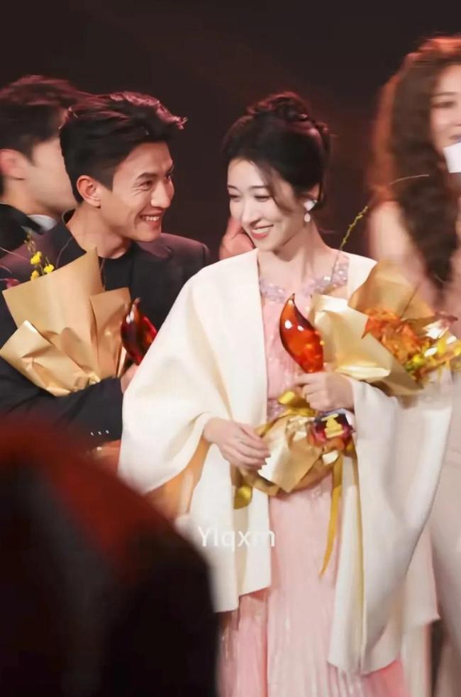 刘萧旭与王格格同台领奖 台上草率互动激励热议