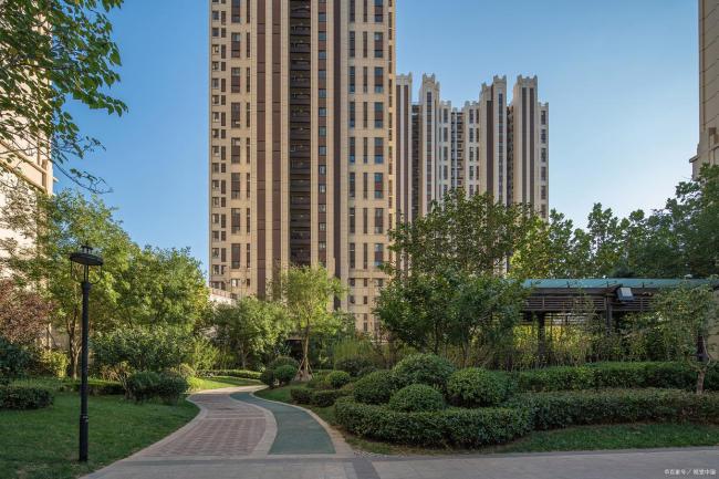 一小区业主酒后烧房子，并发了一张床品堆叠到一起的照片 火势蔓延引发恐慌