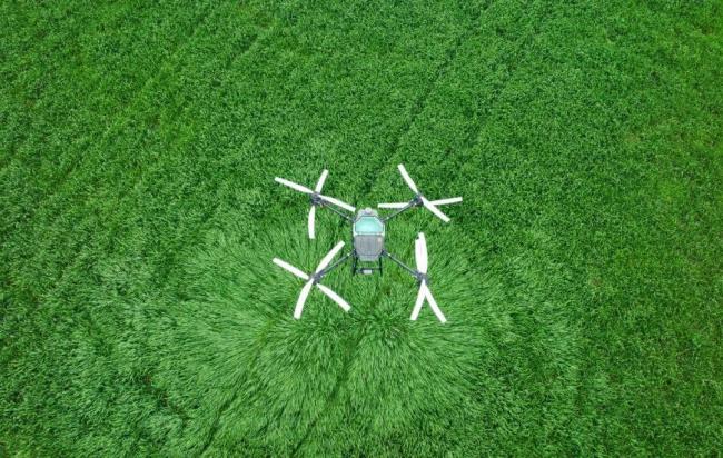 家长飞无人机一路跟随孩子抵达学校，折射城市低空治理短板