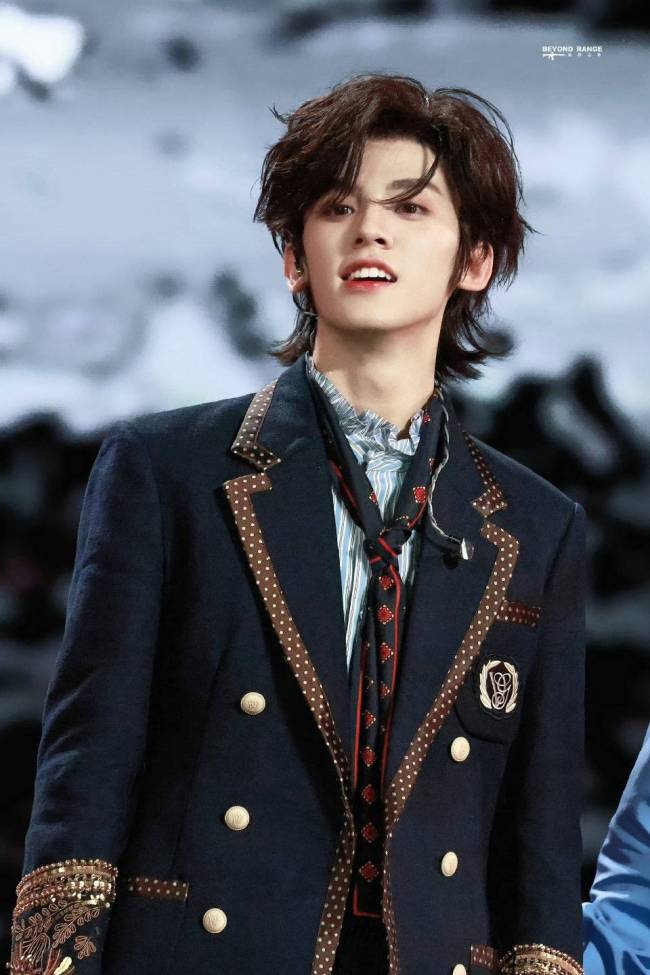 公司回应左航坐经济舱 接地气引发热议