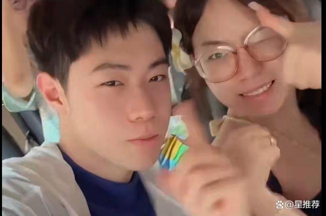 一天小郑嘻嘻聊天记录 情感纠葛与争议