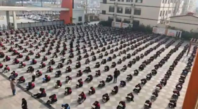 老师回应数百名学生寒风中趴凳上答题