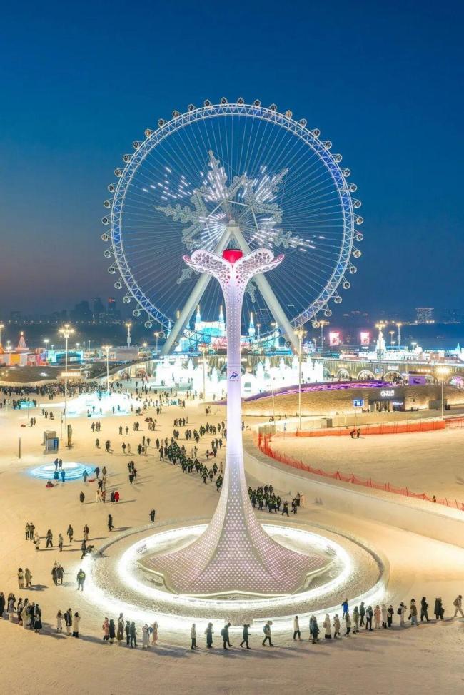 壮观！2000立方冰块雕成福建舰 冰雪大世界新亮点