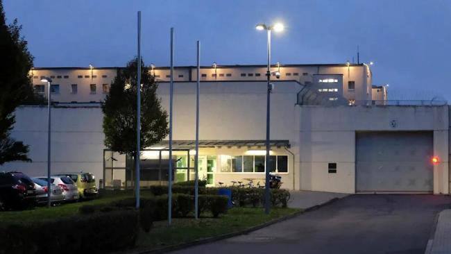 德国女子舌下藏毒品探监与男友深吻 意外吞毒致死