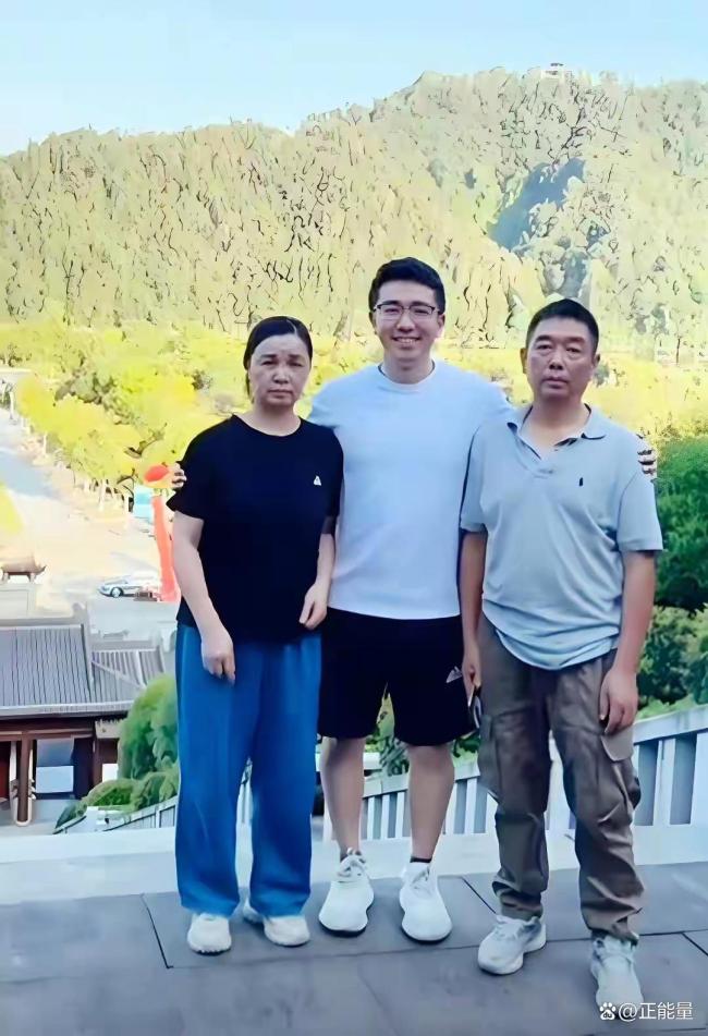 章莹颖母亲含泪拥抱记者：你像我女儿 悲伤永不结痂