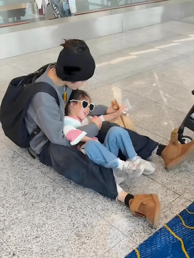 向佐女儿送机时哭了 父女情深触动人心