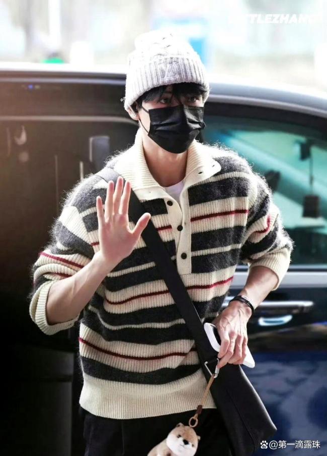 星光大赏偶遇檀健次遛弯 偶像剧式宠粉