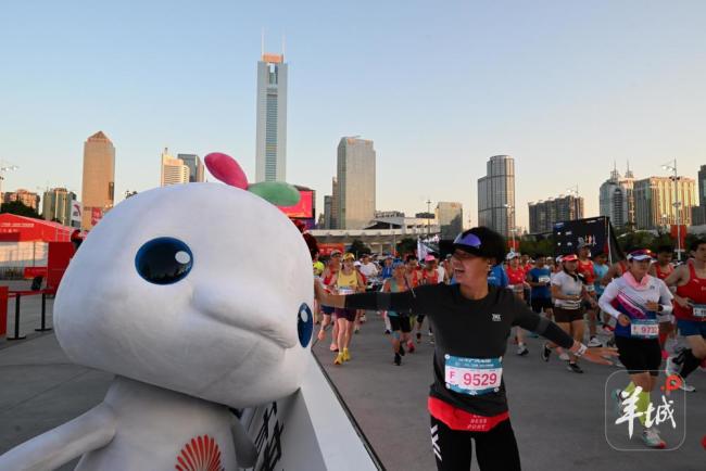 钟南山为广马鸣枪 体育精神激励人心