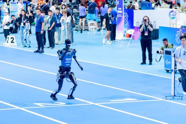 盘点2025年排队名场面 从赛场到工厂的机器人进化