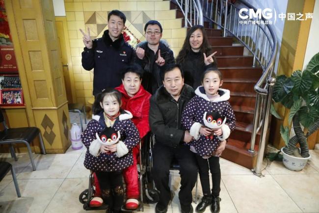 撞脸的民警扮演儿子12年 一场跨越千里的亲情守护