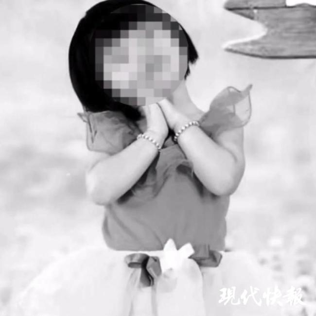 12岁女孩被虐致死案12月23日再审 生母带遗像出庭