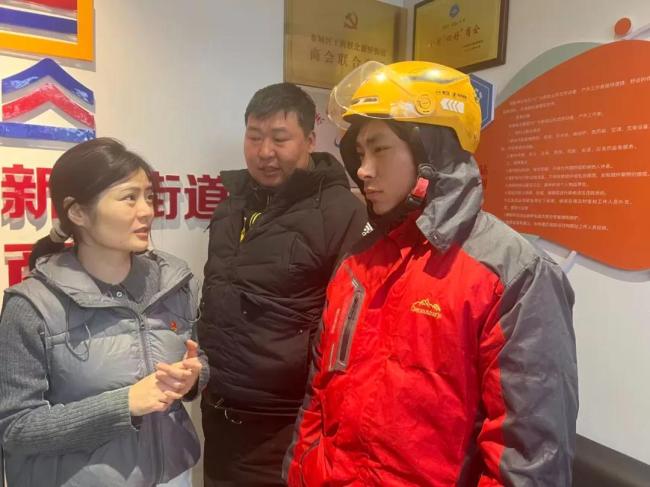 北京一副局长送外卖，“没想到骑手张口就是‘别罚我款’”