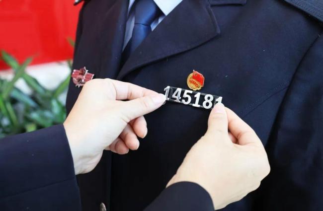 民警牺牲后女儿接过父亲警号