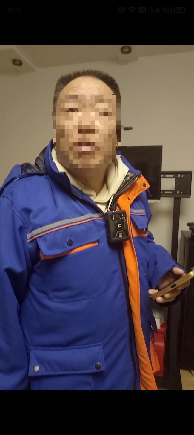 热力公司人员戴警徽记录仪入户测温 违规行为引争议