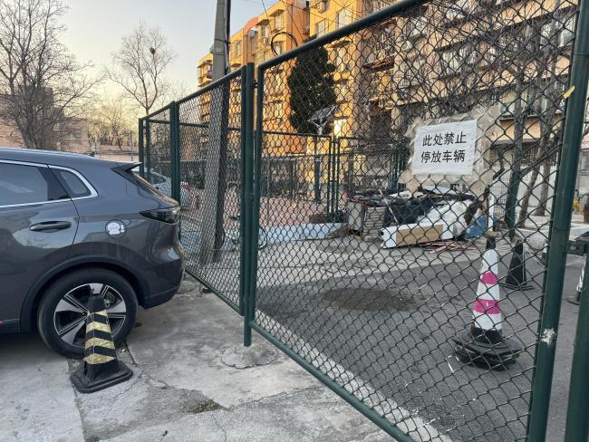 老小区停车乱象存隐忧 消防通道被占隐患多