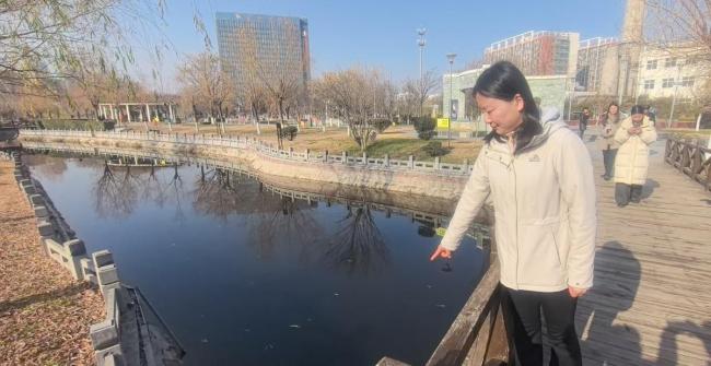 “大力姐”杜晓晶跪地发力救落水母子