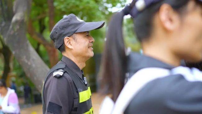 动物园55岁保安用英语讲解走红 双语科普达人