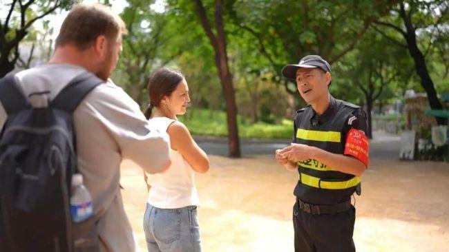 动物园55岁保安用英语讲解走红 双语科普达人
