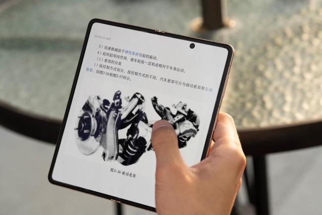 折叠屏2025:轻薄化走到尽头 形态创新成新战场