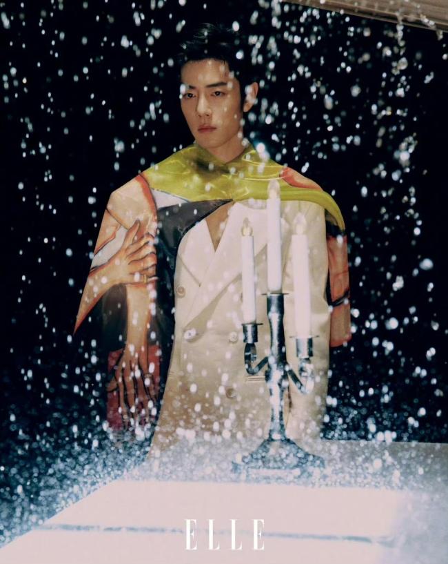 肖战新杂志漏胸肌了 真空西装帅到犯规