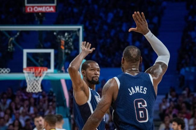 湖人三巨头圣诞合体 詹杜创造历史对决