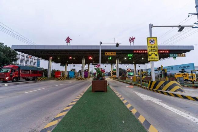 近期多个公路收费站提前停止收费:有的提前十年撤站为民减负 提升通行效率与服务品质