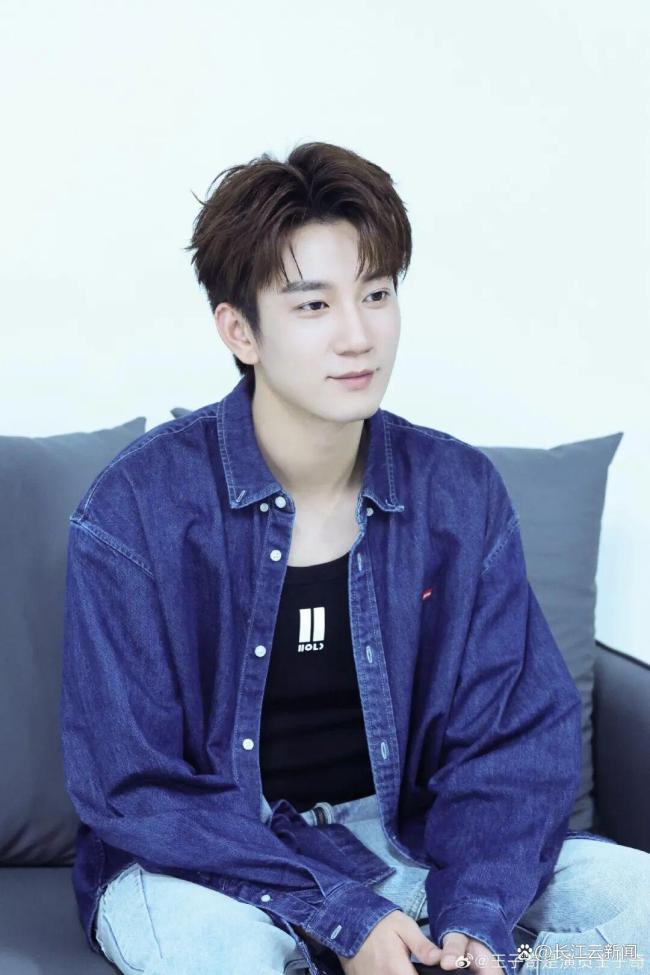 王子奇就将烟头丢出车窗外说念歉 深入反省行径