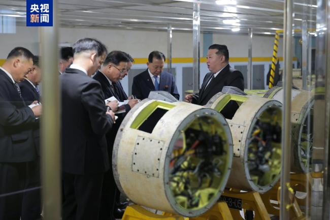 金正恩视察重要军工企业画面曝光 强调导弹生产关键作用