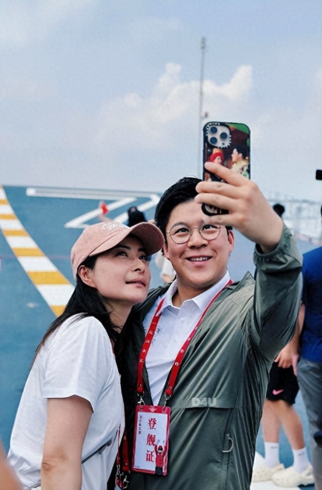 郭晶晶儿子买奶茶给霍震霆喝第一口